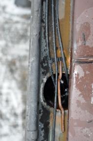 Detail uchycení kabelu do svodu