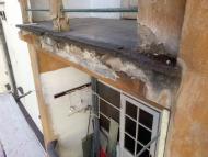 Chybějící oplechování balkónů a následné zatékání do fasády