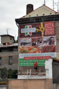 Montáž baneru - pizzerie Slaný.