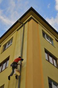 Nátěr zateplené fasády poškozené plísní