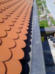 Vyčištěné žlaby - Spořitelna Horní Počernice