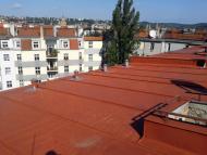 Umytá, obroušená a odmaštěná střecha před nátěrem