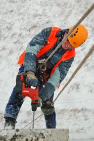 Vrtání děr pro rastr baneru. Leden 2009.