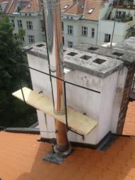Detail prostupu nerezového komínu