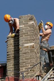 Suť jsme vozili stavebním výtahem Geda