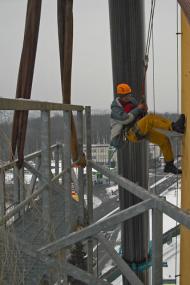 Rameno jeřábu v pozadí