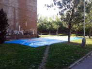 Montáž baneru na panelový dům