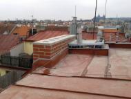 Jeden z hotových komínů