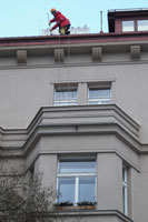 Shazování sněhu ze střechy