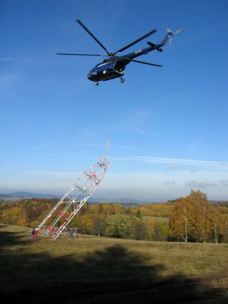 Montáž stožárů s vrtulníkem