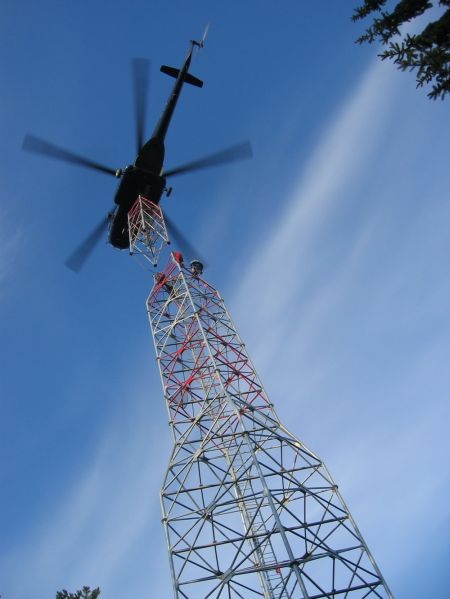 Montáž stožárů s vrtulníkem
