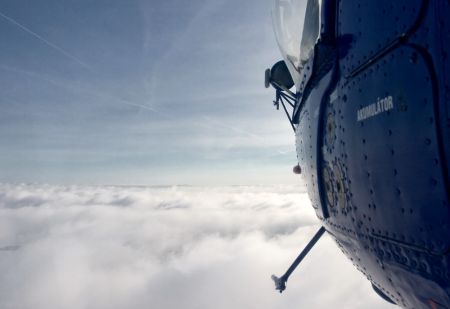 Montáž stožárů s vrtulníkem