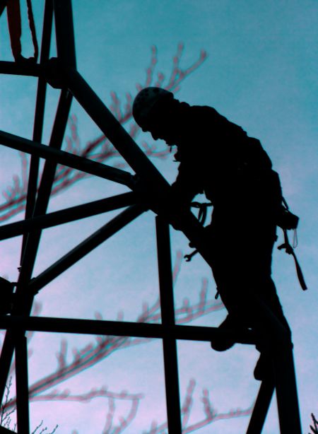 Montáž stožárů s vrtulníkem