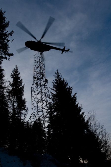 Montáž stožárů s vrtulníkem